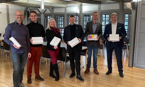Bei der Übergabe der Tablets im Rathaus (von links): Christian Koch, zweiter Geschäftsführer der Mast-Jägermeister Deutschland GmbH, Michael Tüchelmann, Teamleiter Operations & IT, von der Stadt Wolfenbüttel Nora Elflein, Sachgebietsleiterin Schul-IT, Bürgermeister Ivica Lukanic, Schulamtsleiter Norbert Fricke sowie Stadtrat Thorsten Drahn.