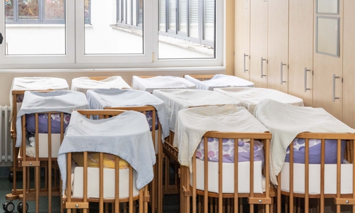 Die Abteilung für Neugeborene im Helios Klinikum. Es warten weitere leere Betten.