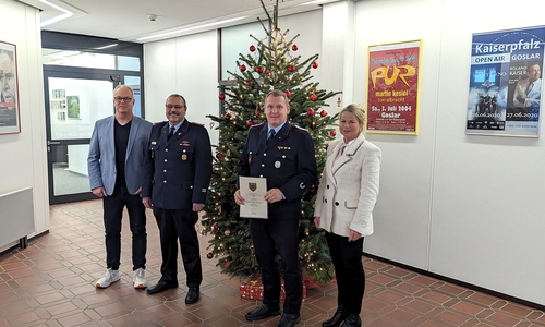 Über die vierte Amtszeit von Ortsbrandmeister Hendrik Zimmermann (2. v. re.) in Lengde freuen sich Oberbürgermeisterin Urte Schwerdtner, Frank Slotta, stellvertretender Stadtbrandmeister, und Tim Meißner, Fachdienstleiter Sicherheit und Ordnung der Stadt Goslar (v. re.).