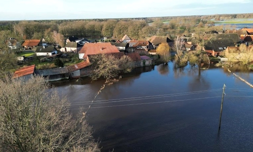 Weyhausen wird von Wassermassen umspült. Die Drohnenaufnahme zeigt das Ausmaß des Hochwassers.