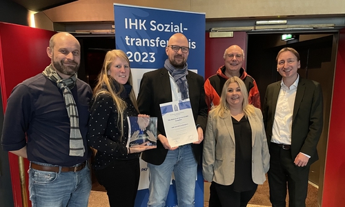Das TAG-Team präsentiert stolz den Hauptpreis und die Urkunde  (v.l.: Oliver Hüter, Debora Aselmeyer, Henrik Kreime, Eva Kretschmann, Torsten Peters und Claudius Oleszak)