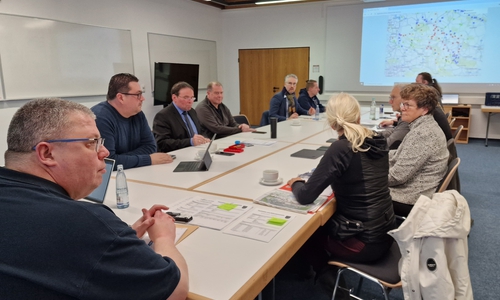 Fachexperten im Koordinierungsgespräch zwischen Verwaltungsleitung und Kreisfeuerwehrführung.