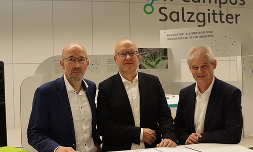 Die Vorstandsvorsitzenden vom „Wasserstoff Campus Salzgitter e.V.“: Michael Gensicke, Geschäftsführer der Robert Bosch Elektronik GmbH und Finanzvorstand, Prof. Dr.-Ing. Christoph Herrmann, Institutsleiter des Fraunhofer IST, Professor an der TU Braunschweig und erster Vorsitzender, Frank Klingebiel, Oberbürgermeister Stadt Salzgitter und zweiter Vorsitzender (v. li.).
