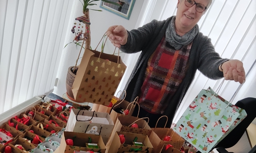 Bärbel Schuster mit den Weihnachtstüten.