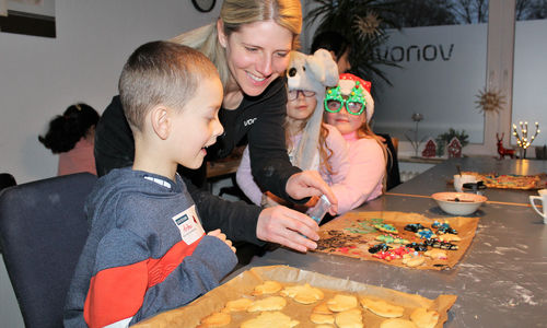 Zusammen mit dem Vonovia Team vor Ort und einigen Müttern haben die Mieterkinder im Donauviertel ihren Backkünsten am 6. Dezember freien Lauf gelassen und über 200 Weihnachtsplätzchen bunt dekoriert. 