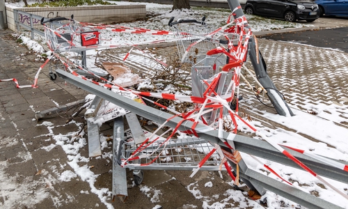 Lange Zeit lagen die Überreste eines Unfalls auf Parkplatz und Gehweg.