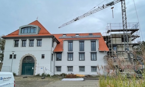 Das Haus hat seine endgültige Form gefunden – von außen gesehen und auch in der komplett neuen Aufteilung der Räume. In Kürze werden die Rohbauarbeiten abgeschlossen. 