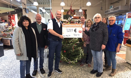Brigitte Bux, Leitung Tiertafel Peine, Michael Bösche, Rewe Spendenkoordinator, Marco Correra, Rewe Marktmanager, Ralf Keffel, Rewe Vertriebsleiter Gebiet 13, Catrin Thiel, Silvia Michaelis, Sabine Adolph und Mareike Heiser von der Tiertafel (v. li.).