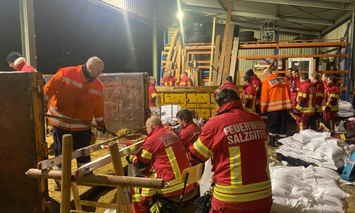 Die Feuerwehr befüllte Tausende Sandsäcke.