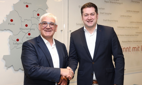 Der Aufsichtsratsvorsitzende Dr. Thorsten Kornblum (rechts) verabschiedete den bisherigen Geschäftsführer der Allianz für die Region Wendelin Göbel.