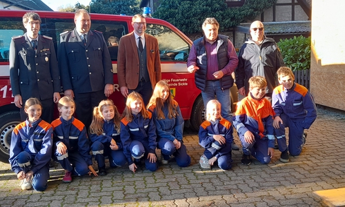 Die Kinder- und Jugendfeuerwehren freuen sich über das neue Transportfahrzeug.