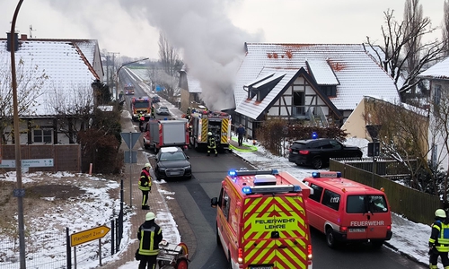 Etliche Einsatzkräfte fanden sich vor dem Haus in der Bahnhofstraße ein.