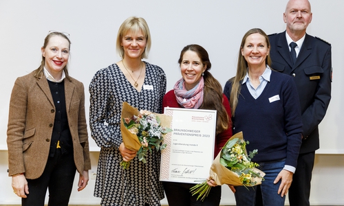 Von links nach rechts: Gabriela Schimmel-Radmacher (Präventionsrat/Öffentliche Versicherung), Henrike Richter (1. Vorsitzende des Vereins mondo X) und Ellena Henk (Leitung der Beratungsstelle), Thomas Bodendiek (1. Stellvertretender Vorsitzender des Präventionsrates/Polizeiinspektion Braunschweig), Stefanie Hälig (Präventionsrat/Ostfalia Hochschule).