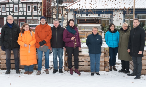 am Vorsfelder Naschgarten v.l.n.r.: Propst Ulrich Lincoln, Kerstin Kretschmann-Teslau, Martin Mielke, Jochen Meißner-Warnecke, Gudrun Fehlow-Mielke, Andrea Helbing, Bettina Mnich, Ortsbürgermeisterin Sandra Straube und Oberbürgermeister Dennis Weilmann im Vorsfelder Naschgarten.