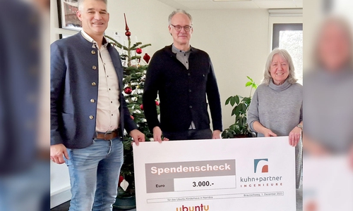 Lars Kuhn und Stephan Elias (Partner und geschäftsführende Gesellschafter) sowie Sigrid Heintorf-Resesky vom Verein ubuntu child Namibia e.V.