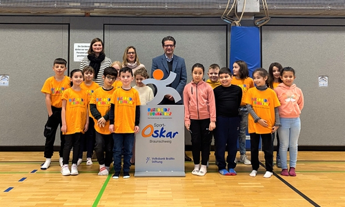 Als Zeichen gegen Bewegungsarmut steht der Sport-Oskar nun an der Grundschule Diesterwegstraße in Braunschweig. Carsten Ueberschär, Direktionsleiter Volksbank BRAWO Braunschweig sowie Botschafter von United Kids Foundations, übergab den Pokal an die Schülerinnen und Schüler.
