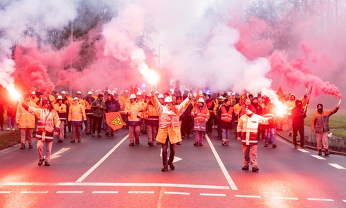 Die Stahlarbeiter gingen am heutigen Donnerstag in Salzgitter auf die Straße.