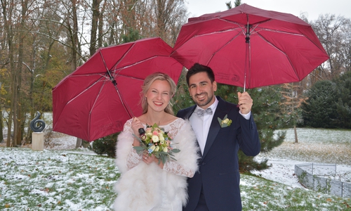 Anna-Sophia Bornecke und Luca Ranella-Sabatelli trafen sich vor der Seeliger-Villa, um dort den Bund fürs Leben einzugehen.