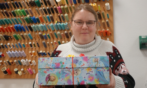 Nadine Schaper aus der Textilwerkstatt der Lebenshilfe Braunschweig packte gemeinsam mit ihrem Freund ein zauberhaftes Päckchen.
