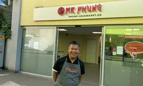 Mr. Phung vor seinem Asia Markt.