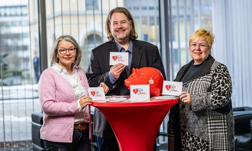 Der Vorstand des neuen Vereins „Wir zeigen Herz e. V.“ um Marion Thomsen (2. Vorsitzende), Nils König (Schatzmeister) und Regine Gaul (Vorstandsvorsitzende) (v. li.).