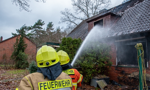 Aufgrund der Rauchentwicklung erfolgte die Außenbrandbekämpfung zum Teil mit Atemschutztrupps.