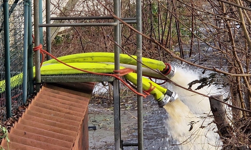 In Müden wurden am Nachmittag mehrere tausend Liter Wasser pro Minute aus dem System des Ortes in die Aller gepumpt.