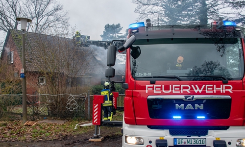 Die Feuerwehr war mit der Drehleiter im Einsatz.