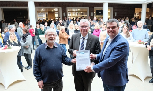 Bestätigung nach zwei Jahren: Lutz Stratmann (Demografieagentur, Mitte) gratuliert Landrat Dr. Alexander Saipa (rechts) und Frank Hehlgans, Gesamtpersonalratsvorsitzender beim Landkreis Goslar, zur erfolgreichen Arbeit und überreicht das Zertifikat „Zukunftsfest“.