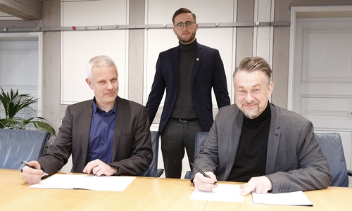 Dr. Claudius Schiller, Jonas Münzebrock und Ivica Lukanic bei der Vertragsunterzeichnung. 