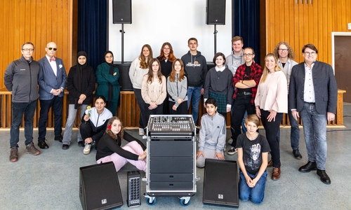Links im Bild: Arne Ehlers, 1. Vorsitzender Schulförderverein, Dr. Wolfgang M. Müller, Eckensberger Stiftung; rechts außen: Anne Mainz, Fach. Musik Bildung, Musiklehrer Folkert Säfken und Schulleiter Andreas Mainz mit Schülern aus der MusIGS AG.