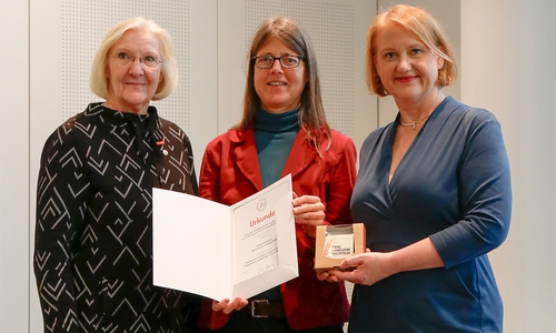  Vizepräsidentin Heidi Kluth (li.) und Christina Völkers, Leiterin der Koordinierungsstelle zur Frauenförderung, nahmen die Auszeichnung von Bundesfamilienministerin Lisa Paus entgegen.