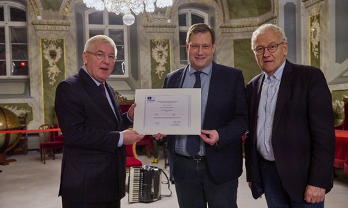 Übergabe der Urkunde zur Eintragung in das Unesco-Register durch Prof. Dr. Hartwig Lüdtke (li.) an Dr. Henning Steinführer (Mitte), den Direktor des Stadtarchivs Braunschweig, am 1. Dezember in Lübeck. Rechts im Bild: Prof. Dr. Joachim-Felix Leonhard, Vorsitzender des Deutschen Nominierungskomitees „Memory of the World“ bei der Deutschen UNESCO-Kommission, Bonn.