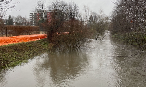 Der Wasserstand in der Oker steigt an. Der Mobile Deich wurde bereits am Freitag vorsorglich errichtet.