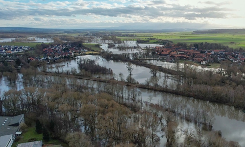 Noch immer stehen Gebiete weiträumig unter Wasser.