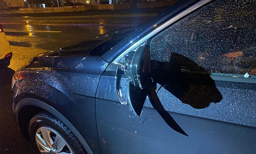 Bei einem Auto wurde der Spiegel abgefahren. 