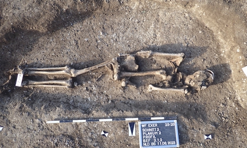 Ein ungewöhnlicher Anblick für Archäologen. Hier wurde, vermutlich durch Grabräuber im frühen Mittelalter, der linke Oberschenkelknochen als Ersatz für die Wirbelsäule platziert. Ob aus Ehre oder gar Verhöhnung des Toten kann nur spekuliert werden.