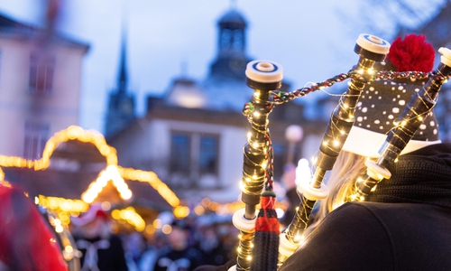 Schottische Musik sorgt für das passende Flair während der schottischen Weihnacht. 
