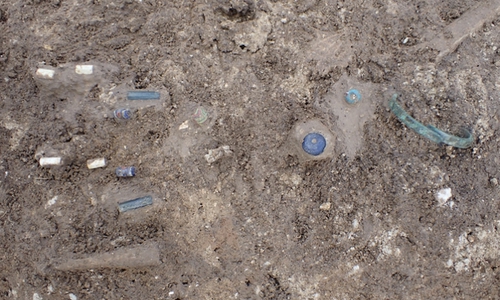 Zwar waren, wie üblich, viele Gräber bereits von Grabräubern geplündert, doch trotzdem konnten die Archäologen noch zahlreiche Grabbeigaben auffinden.