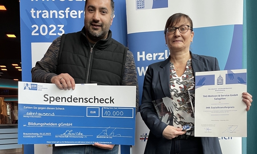 Samir Roshandel und Claudia Hoyer mit Spendencheck, Urkunde und Preispokal