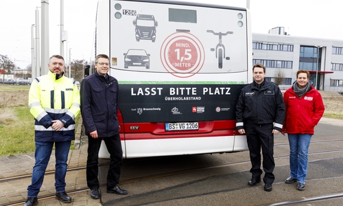 Stellten die Traffic Boards vor (v. l.): Martin Mrochen (Betriebsleiter Bus der BSVG), Burkhard Wiegel (Fachbereichsleiter Tiefbau und Verkehr), Martin Opiela (Präventionsteam der Polizeiinspektion Braunschweig) und Silke Kraska (Verkehrswacht Braunschweig e. V.).