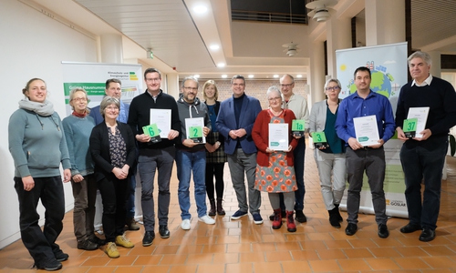 Fünf „Grüne Hausnummern“ wurden in der vergangenen Woche an klimabewusste Hausbesitzer überreicht. Landrat Dr. Alexander Saipa (8. von links) bezeichnete die Hausbauer und Haussanierer als Vorbilder.   