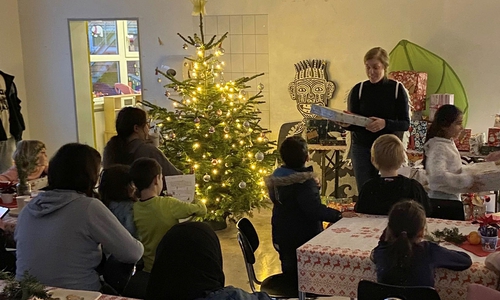Mit der Aktion Wunschbaum wurden Herzenswünsche für rund 40 Kinder im Schladener TREFF erfüllt.