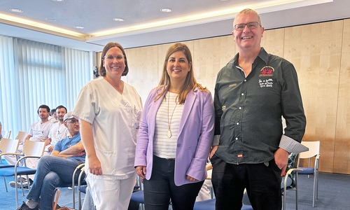 Sarah Stockhausen (Netzwerk ProBeweis) referierte im Rahmen eines Workshops an dem auch Oberärztin Dr. Anika Lena Bröcker (links) und Chefarzt Matthias Buhles (beide Klinik für Gynäkologie und Geburtshilfe des Städtischen Klinikums Wolfenbüttel) teilnahmen. 