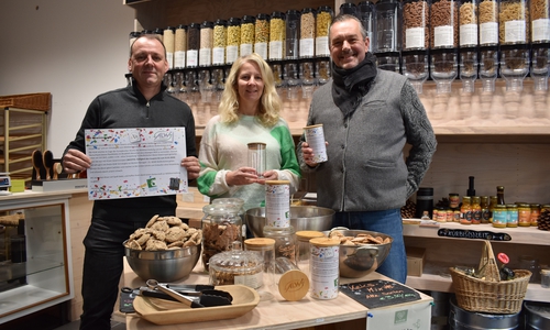 Gemeinsam für weniger Verpackungsmüll (v. li.): Cord Roloff (ALW), Sandra Wehr (Betriebsleiterin ALW) und Karsten Roloff (Laden o-Ve – ohne Verpackung). Die Namensgleichheit der beiden Herren ist Zufall.