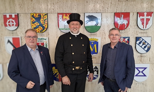 Bezirksschornsteinfeger Markus Neudorfer (Mitte) mit Andreas Bauer (rechts) und Obermeister Frank Dornemann.