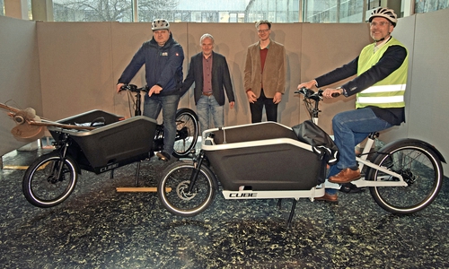 Stellten die neuen „E-Lastenfahrräder“ vor: Vitalij Richter, Teamleiter Hausdienste Verwaltung und Schulen im Gebäudemanagement Einkauf und Logistik der Stadt Salzgitter, Michael Buntfusz, Fachgebietsleiter Umwelt der Stadt Salzgitter, Jan Holzenbecher, Klimaschutzmanager und Michael Tacke, Stadtrat für Bauen, Stadtplanung und Umwelt (v. li.).