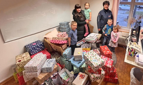 Die Geschenke wurden an Juliane Liersch (hinten re.) übergeben.