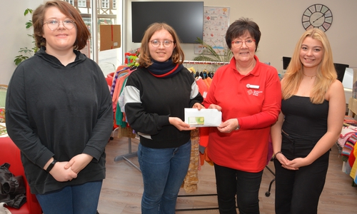 Unscheinbarer Umschlag mit stattlichem Inhalt: Drei Interact-Mitglieder überreichten Juliane Liersch vom DRK 500 Euro für die Tafel (von links): Emilia Redlich, Nia Teske, Juliae Liersch und Sarah-Sophie Schulze.