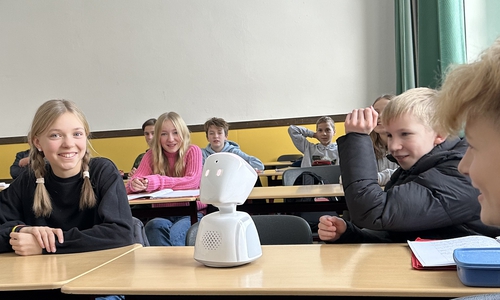 Der kranke Schüler hat einen technologischen Stellvertreter.